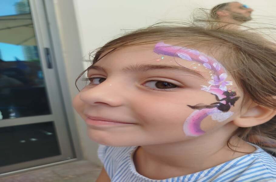 Face painting, baloon decoration, kids game hosting