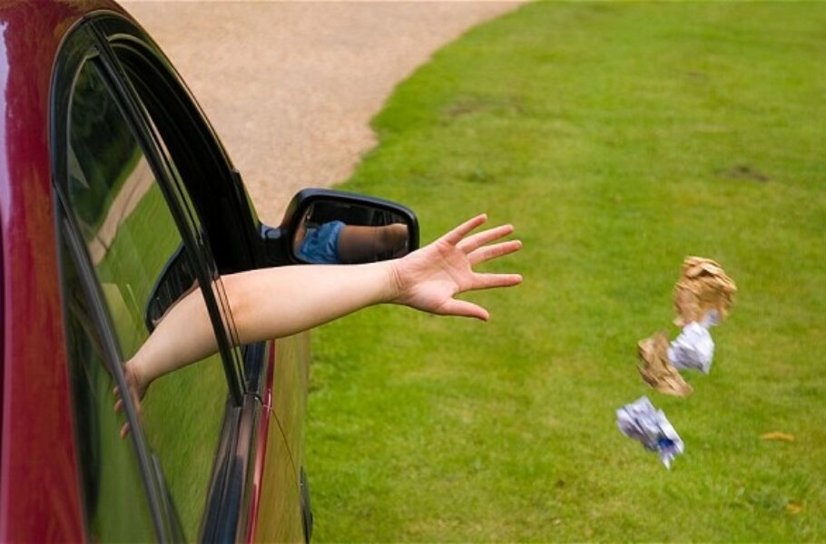 Motorist fined QR5,000 on spot for throwing trash in