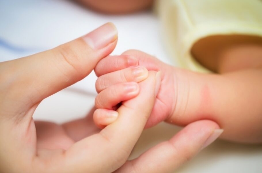 newborn-baby-hand-189680450